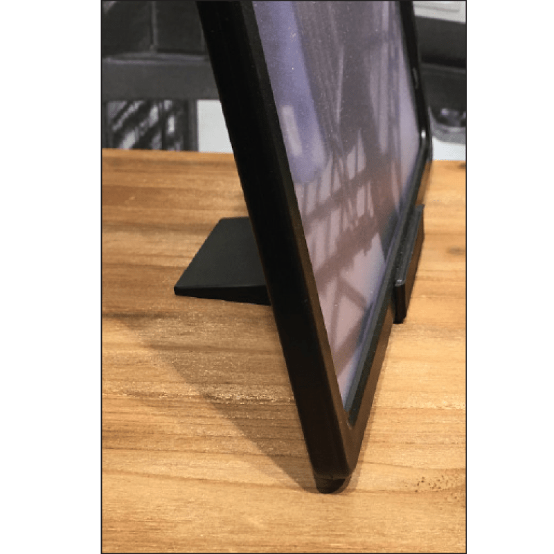 Bordhaldari úr plasti. B 6 x D 7,5 cm, skiltahaldari, til plastikrammu, svørt