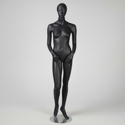 1400 kvinnumodell. Grár, mattur við høvdi, andliti og skaptum hári. H 178 cm. Hendur frammanfyri