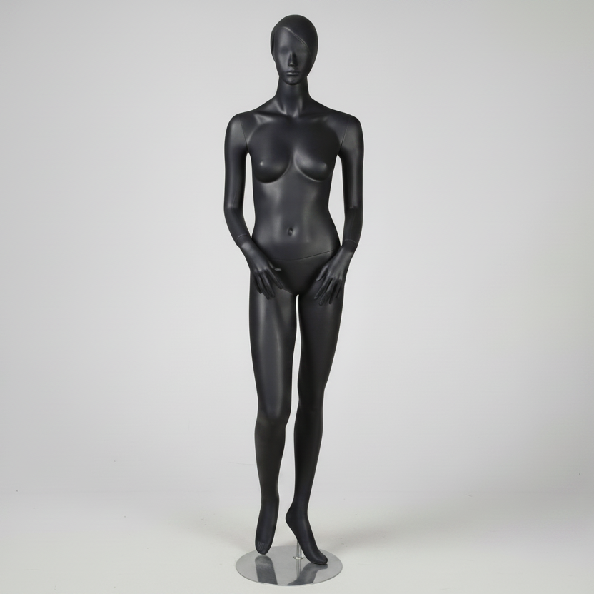 1400 kvinnumodell. Grár, mattur við høvdi, andliti og skaptum hári. H 178 cm. Hendur frammanfyri