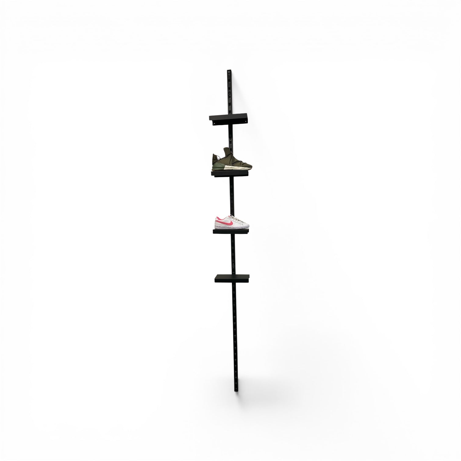 Skóframsýning – veggskinna í svart, H 240 cm við 5 skóahyllum