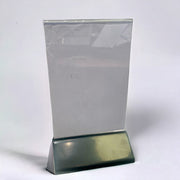 Skilthaldari inkl. A6 akryl við svørtum plastfót.10,5 x 6,5 x H 19 cm.