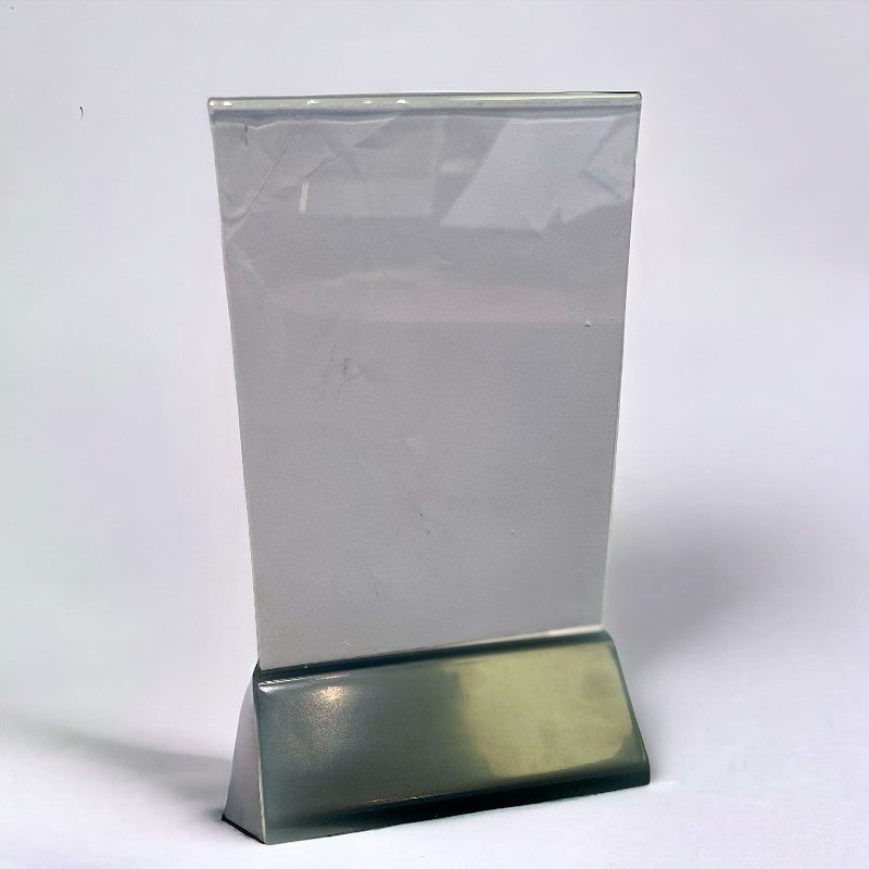 Skilthaldari inkl. A6 akryl við svørtum plastfót.10,5 x 6,5 x H 19 cm.