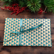 Jólapappír B 50 cm. Gull við trýhyrningum, 50 cm x 100 mtr *