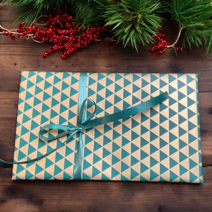 Jólapappír B 50 cm. Gull við trýhyrningum, 50 cm x 100 mtr *