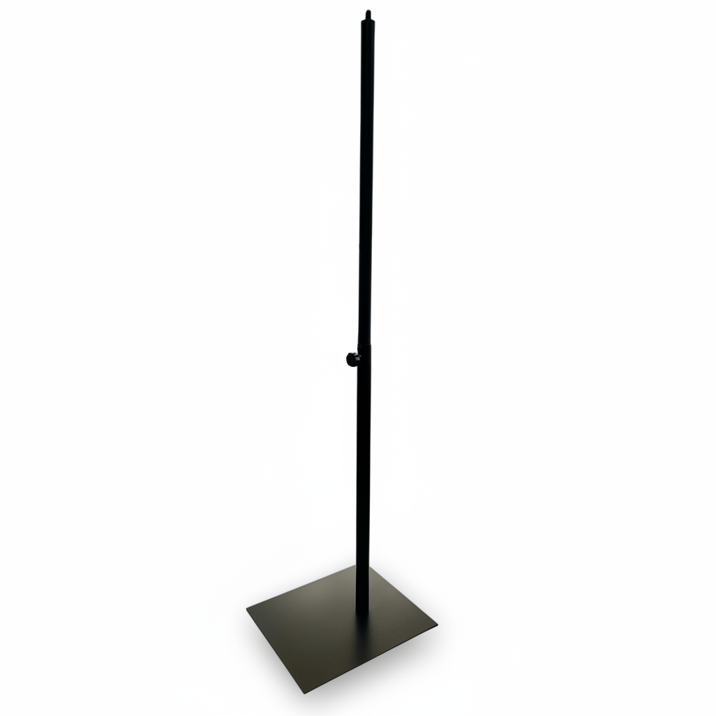 Metalstoyddur til bóm ella gini. Fermet stoyddur 32 x 27 cm. Svart metal. Heft við skrúva til bóm