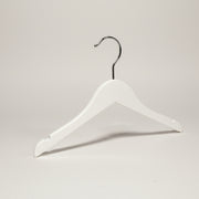 Hvid baby træbøjle med hak, 27 cm