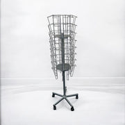 Brosjyrekarrusell, A4, við 32 lommur, aluminíumsfargað, B23 x D23 x H119 cm.