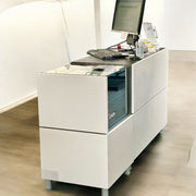 Bankdiskset við 2 diskum og frontplátum, heildarhøgd 93 cm, longd 170 cm, við 1 flytandi hyllu og læstan skúffu.