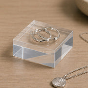Displayblokkur, klórt akryl, 10,5 x 10,5 x H4 cm, til smykkar