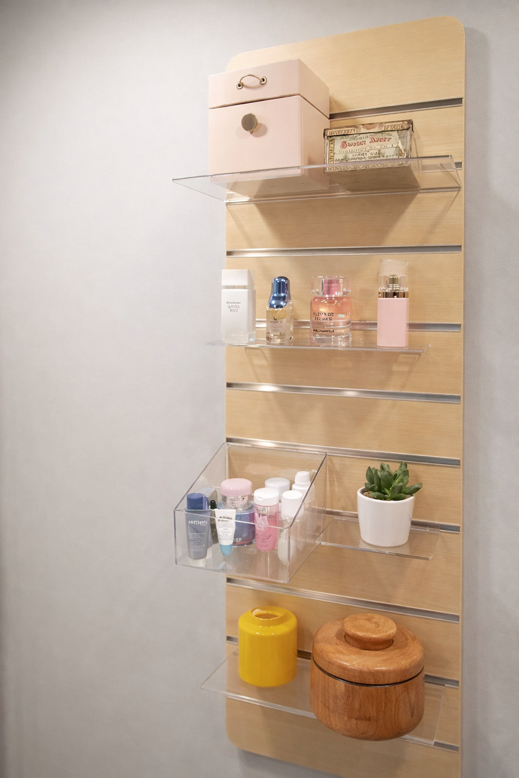 Smátingaveggur á rillepaneli við tilbehør