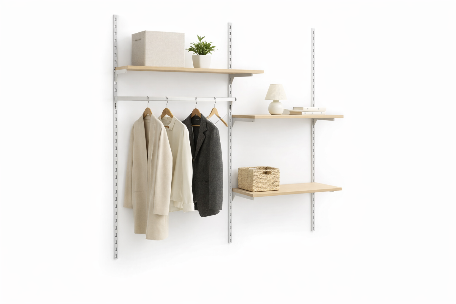 Entréveggur við Framework veggskínur í hvítum, hillum og klæðistanga. Sum víst