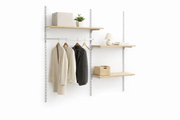 Entréveggur við Framework veggskínur í hvítum, hillum og klæðistanga. Sum víst