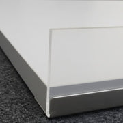 Melaminhylda grá, skeiv, við forkanti í kromi, 91 x 37 cm