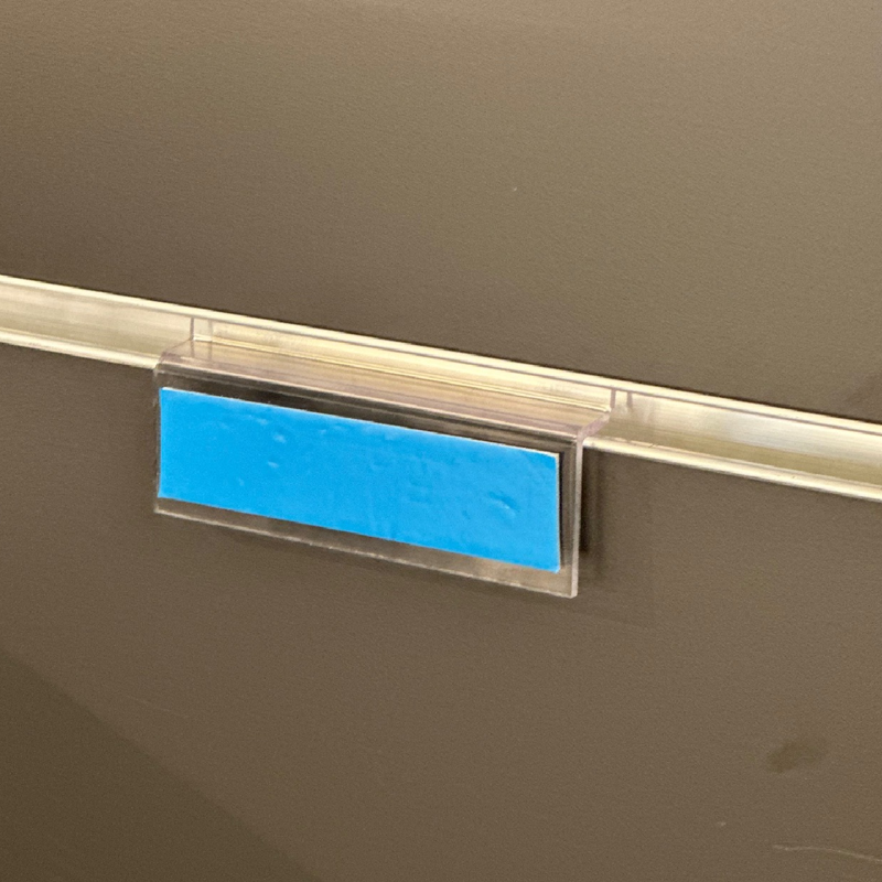 Klar akrylophæng til montering på rillepanel
