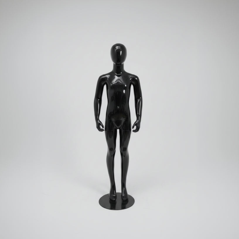 Barnamannekin. Svart høgglans við høvdi. 8-10 ár. H134 cm. Standandi