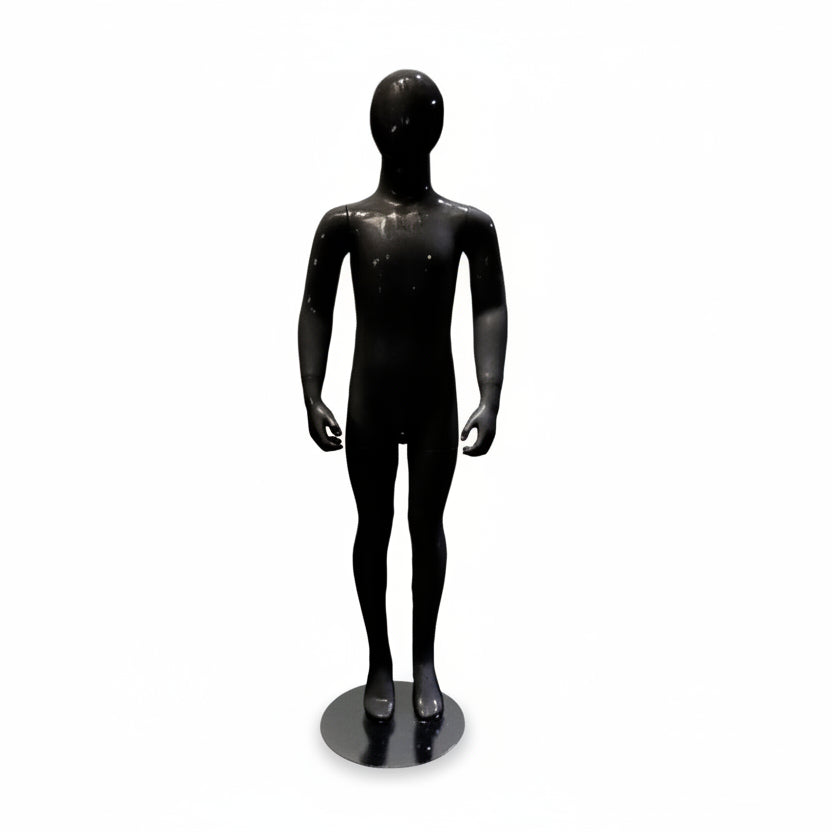 Barnamannekin. Svart høgglans við høvdi. 8-10 ár. H134 cm. Standandi
