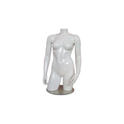 Kvinnutorso í fiberglass. Hvítur high gloss uttan høvud. Torso við mjørum. Á fótplátu.