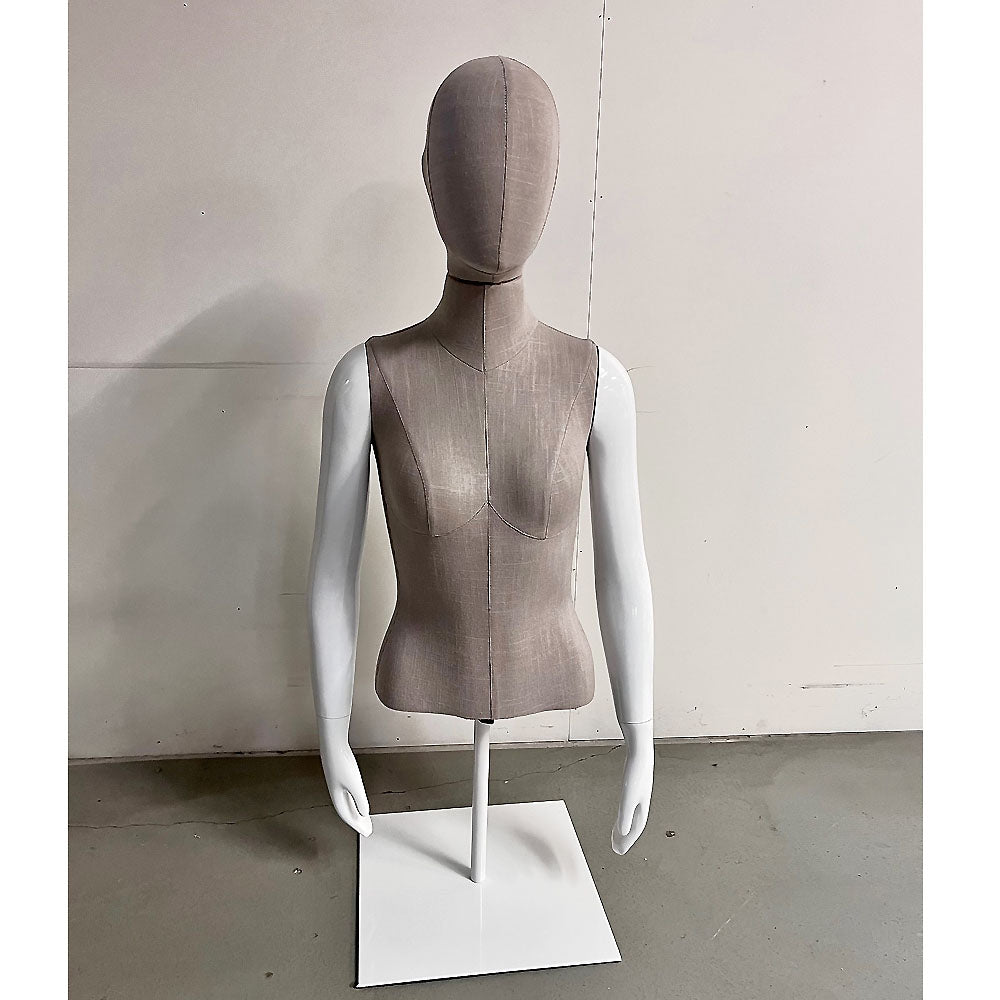 Kvinna yvirpart, stutt - torso við høvdi m. nett, egghead, oyra í linsulitum. Metall fotpláta. Hvítur high gloss. Luffuhondir. Til borðdisplay