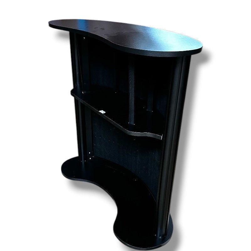 Bøygd diskur við hylldu. Forsíða við akustikplátu / trælamellum. B104 x D43 x H105 cm.