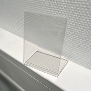 Skiltahaldari til borð, skráin A7 uttan 2mm. (Skiltamáti B7,4 cm H10,3 cm)