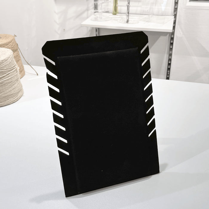 Hálskyndligaruppstilling. 8 keðjur. 19 x H28 cm. Svartur flókur