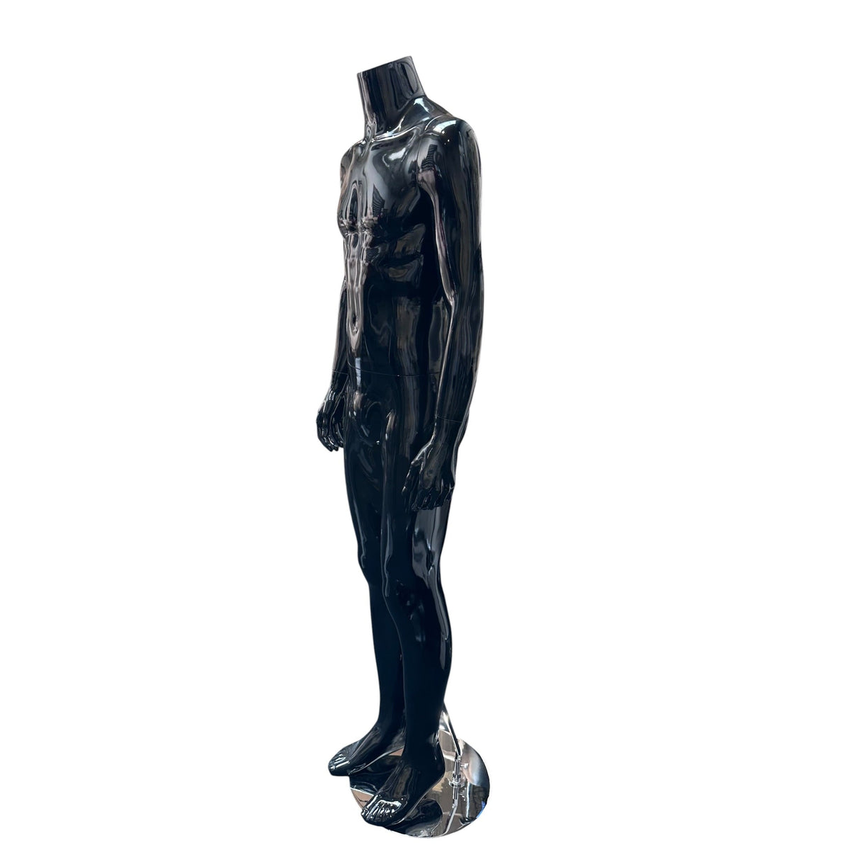 Family-manssýningardukka. Svørt háglansútgáva uttan høvd. Rundur glasfótur. H175 cm. Modell B – stendur bein