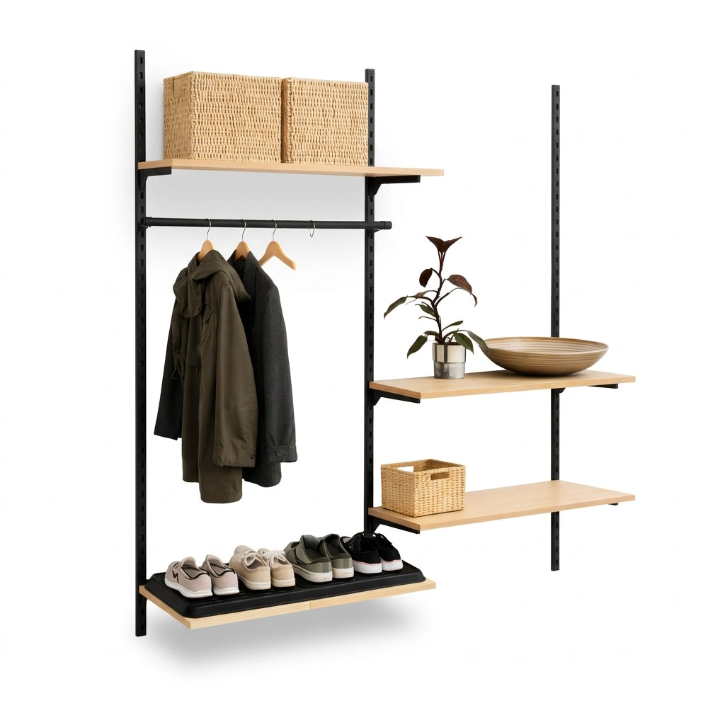 Veggsett við svørtum Framework-skinnum, hillum úr bók og stong til akslatrø. Mát: umleið 185 x H244 cm. Sum víst. Durur, klædnarúm og walk-in.