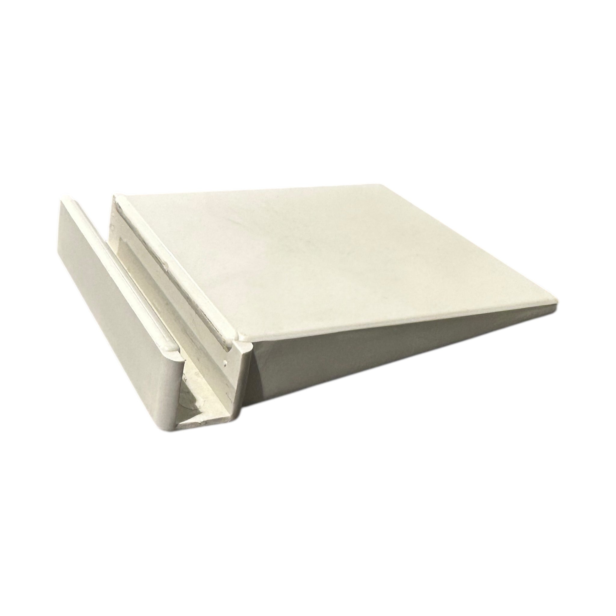 Bordhaldari av plasti. B 6 x D 7,5 cm, skiltahaldari, til plastrammar, ljósagrár