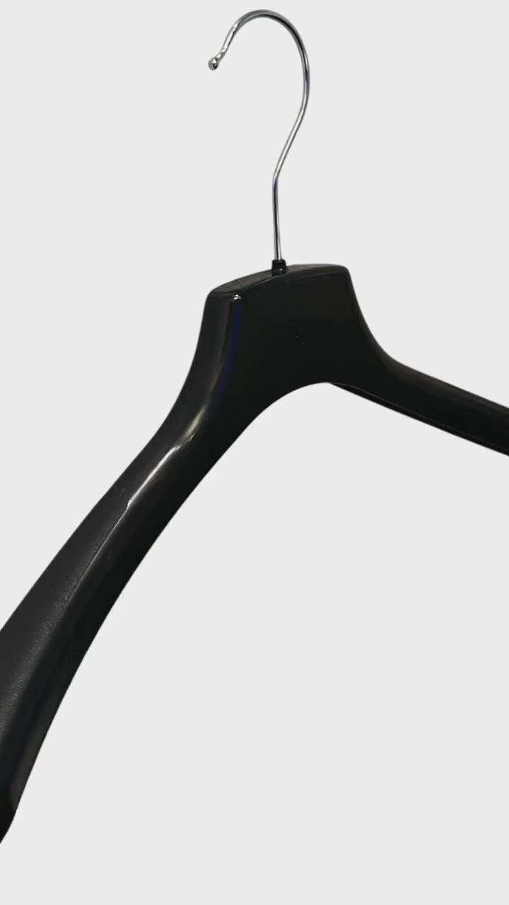 Innles video: Sterk jakkuhanger, plast, svørt, 42 cm, axl 4,0 cm, pakkað við 125 stk. Léttur