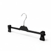 SuperSellerS svartur plast-akslatræ til buksur við stillanligum klemmum og silvurlitaðum metal króki, 36 cm langur.