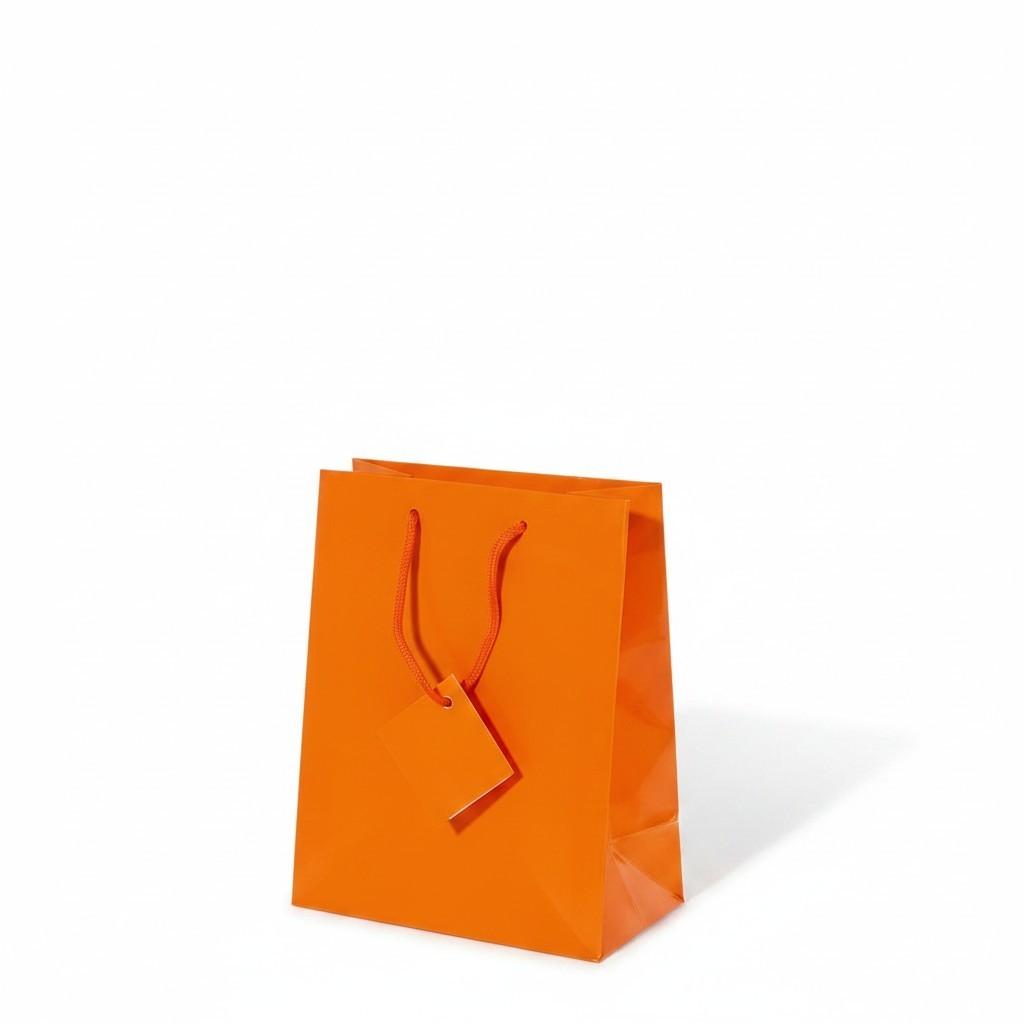 Blankur SuperSellerS-pappírsgávuposi í litinum Brilliant orange við samsvarandi bandhandtøkum og lítlum tómum gávumerki
