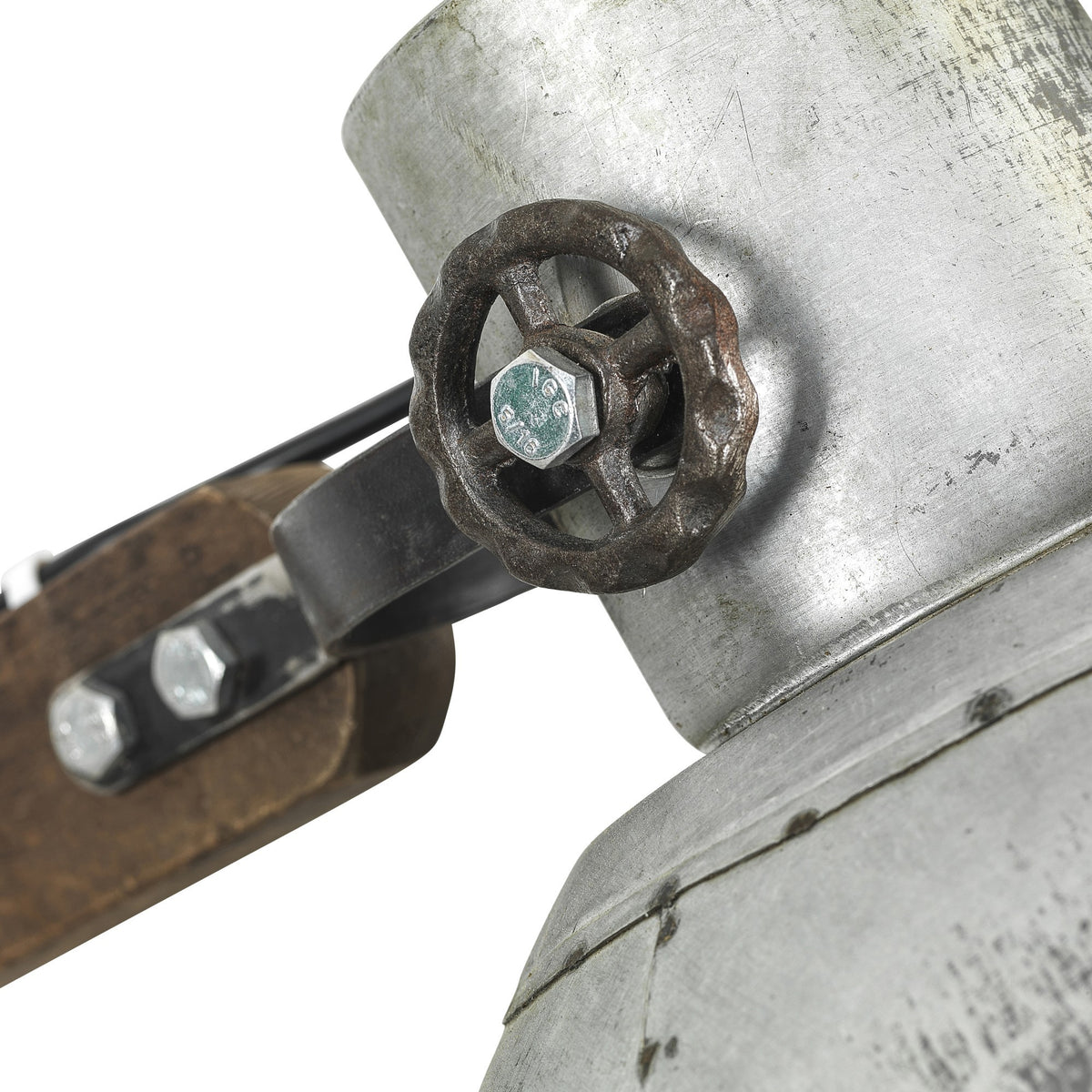 Nærmynd av einari vintage-gólvlampu hjá SuperSellerS við veðurbardum metalskermi, træarmi og rustaðum stillihjóli