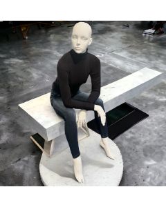 Faceless damemannequin, siddende. Hvid