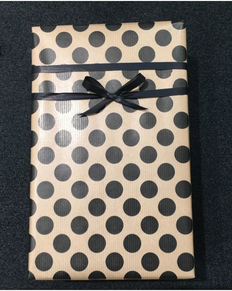 Kraftpapir natur m/ sorte prikker - B 70 cm.