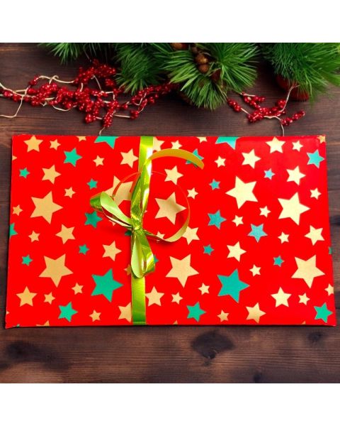 Julpapir B 50 cm. Frisk rød m/guld og grønne stjerner, coated. 100 mtr *