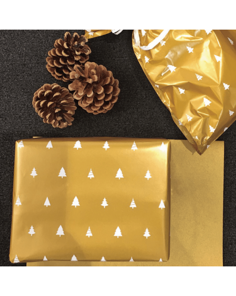 Julepapir B 70 cm. Hvide juletræer på guld baggrund, coated. 50 mtr.