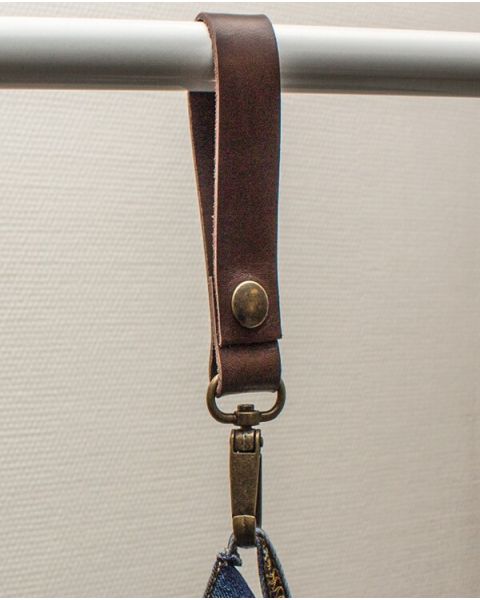 Læderstrop i brun med karabinhage