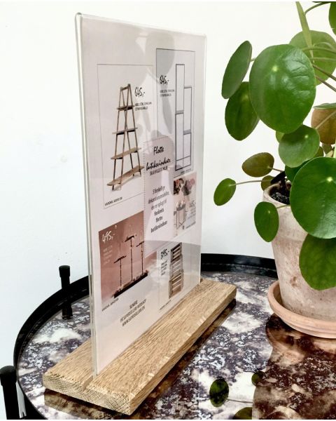 Skilt A4, med fod i egetræ