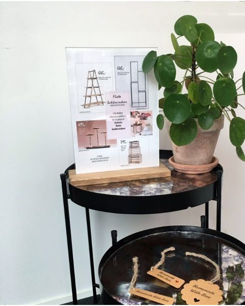 Skilt A4, med fod i egetræ