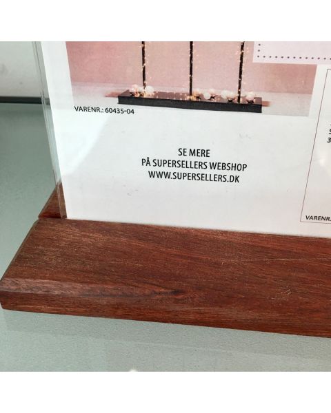 Skilt A4, med fod i Mahogny