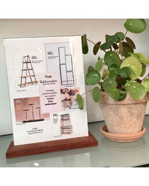 Skilt A4, med fod i Mahogny