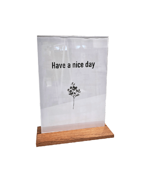 Skilt A4, med fod i Mahogny