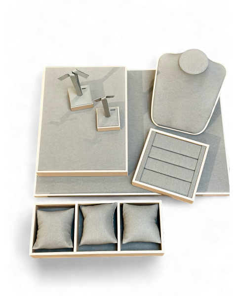 Smykkedisplay i grå. Sæt med 7 enheder.