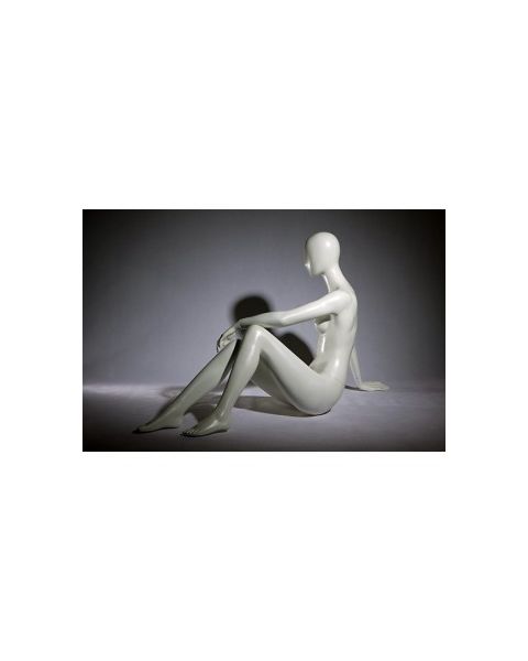 Faceless damemannequin. Hvid, mat med faceless hoved. Siddende