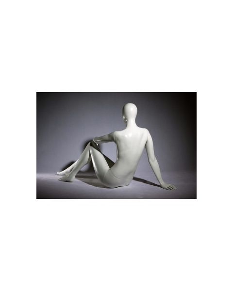 Faceless damemannequin. Hvid, mat med faceless hoved. Siddende