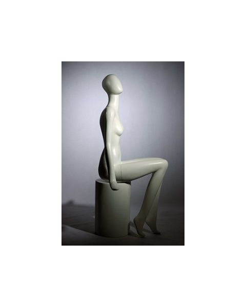 Faceless damemannequin. Hvid, mat med faceless hoved. Luffehænder. Siddende