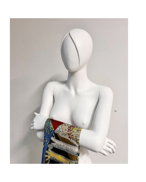 Mannequin. Dame 1 m/skulptureret hår. Hvid. Arme over bryst