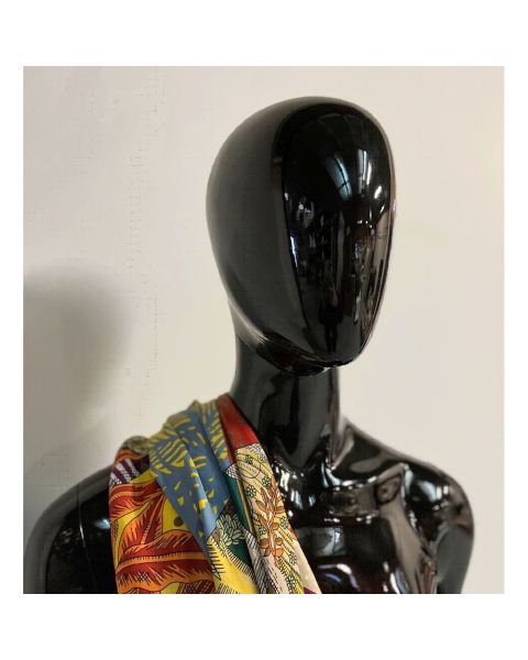 Faceless damemannequin. Sort high gloss med faceless hoved. Kan bruges med eller uden hoved. Model B