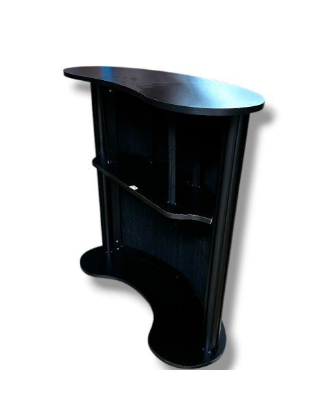 Buet disk med hylde. Front med akustikplade / trælameller. B104 x D43 x H105 cm.