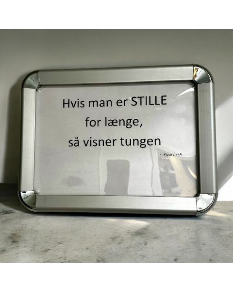 Vægramme, A4. Aluminium med blanke hjørner.